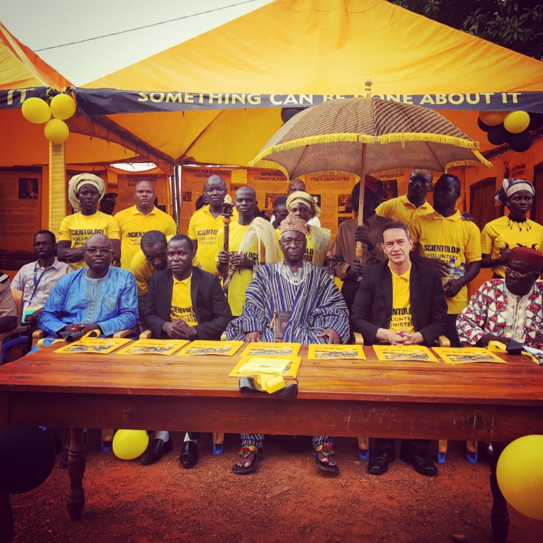 Les dignitaires de Bassar pour la cérémonie d'ouverture de la tente des Ministres Volontaires de Scientologie Les dignitaires de Bassar pour la cérémonie d'ouverture de la tente des Ministres Volontaires de Scientologie