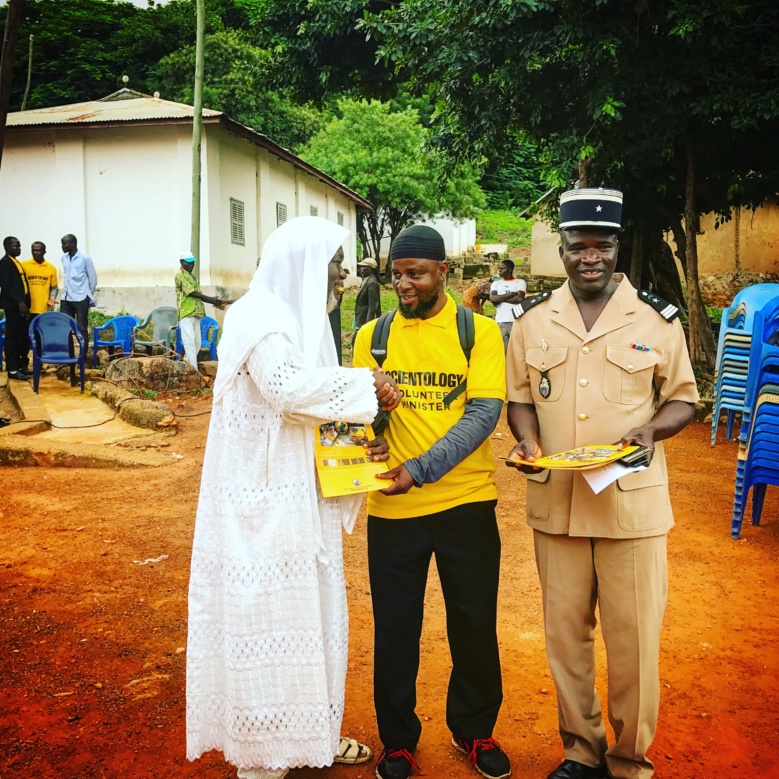 L'imam Yelbi Suleiman (avec le t-shirt jaune), fait découvrir les Ministres Volontaires de Scientologie à Bassar L'imam Yelbi Suleiman (avec le t-shirt jaune), fait découvrir les Ministres Volontaires de Scientologie à Bassar