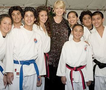 Jenna Elfman et les enfants qui suivent les cours d'arts martiaux organisés par la ligue des activités de la police