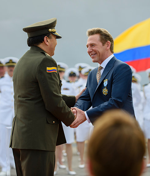 La police nationale colombienne décore de la plus haute distinction le leader ecclésiastique de l'Eglise de Scientologie
