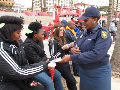 Les policiers sud africains et l'Eglise de scientologie contre la drogue