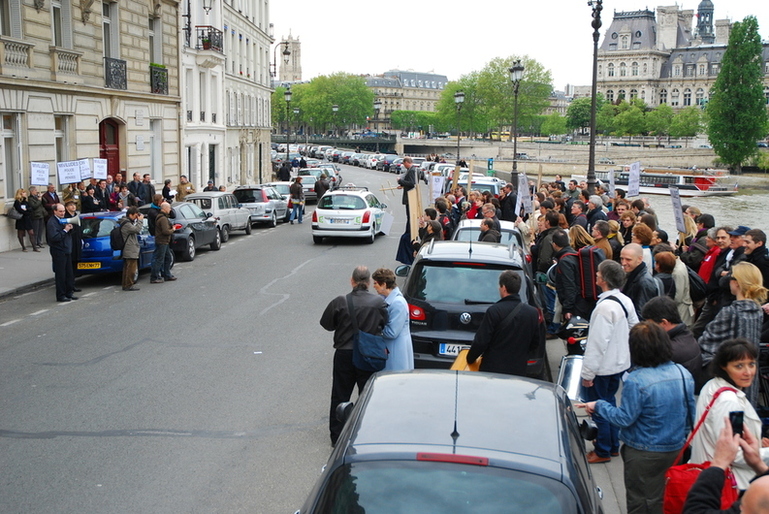 Manifestation de 200 scientologues devant l'Ecole Nationale de la Magistrature