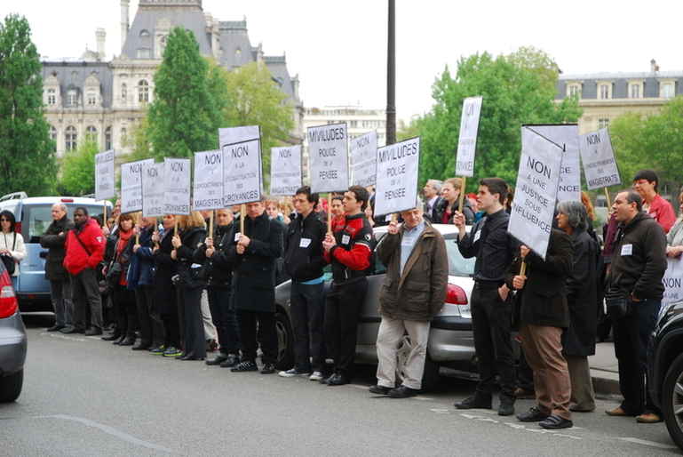 Manifestation de 200 scientologues devant l'Ecole Nationale de la Magistrature