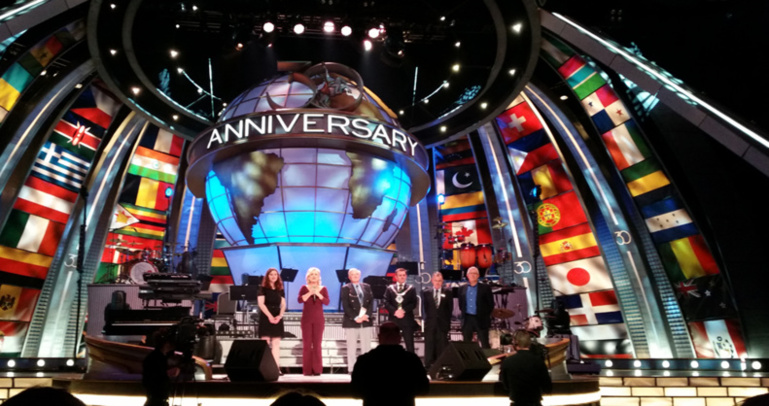 Nancy Cartwright, la représentante de l'Eglise de Scientologie, le maire d'East Grinstead et les responsables du musée d'East Grinstead Nancy Cartwright, la représentante de l'Eglise de Scientologie, le maire d'East Grinstead et les responsables du musée d'East Grinstead