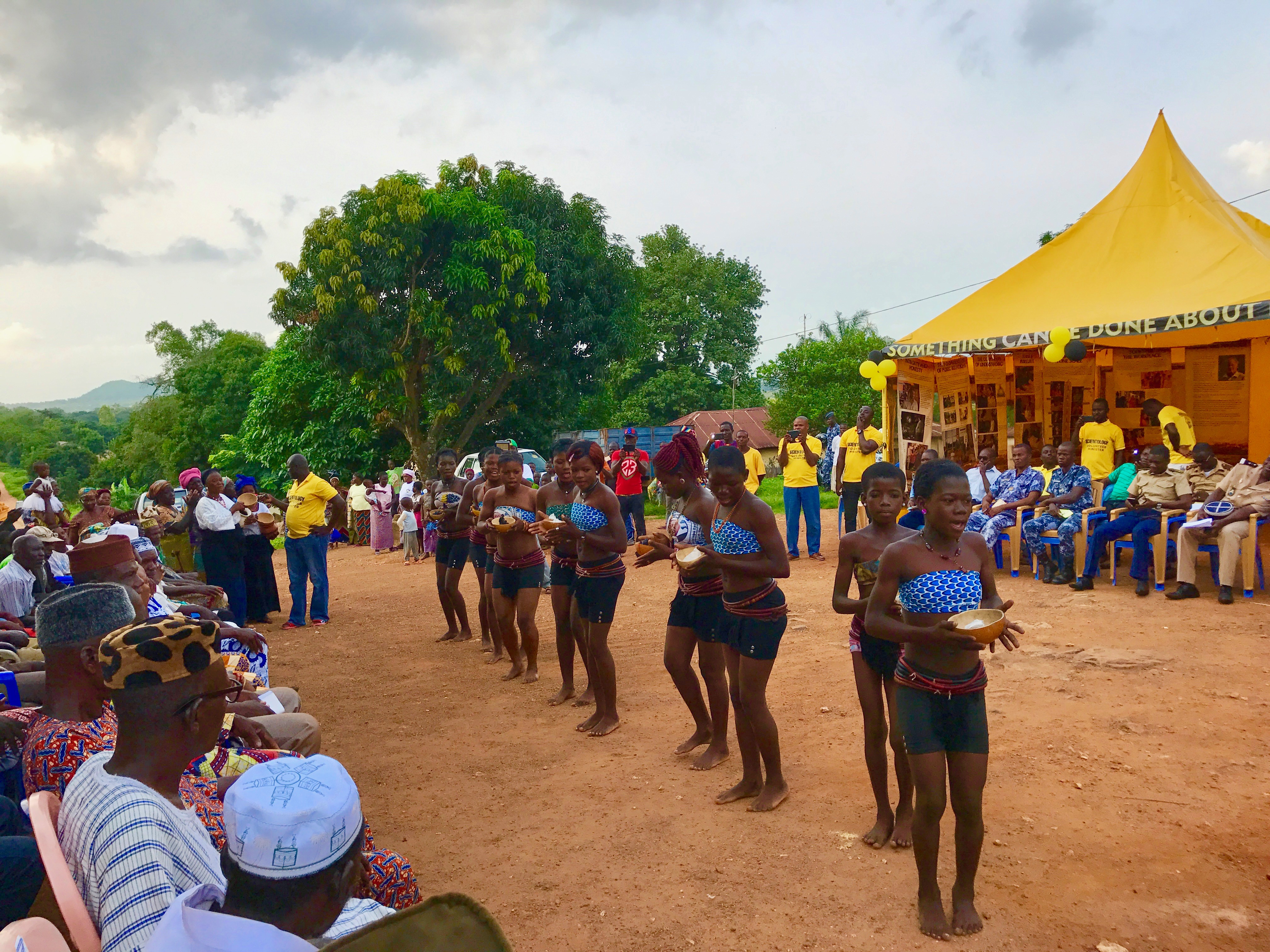 Danses traditionnelles à Bassar pour la cérémonie d'ouverture de la tente des Ministres Volontaires de Scientologie