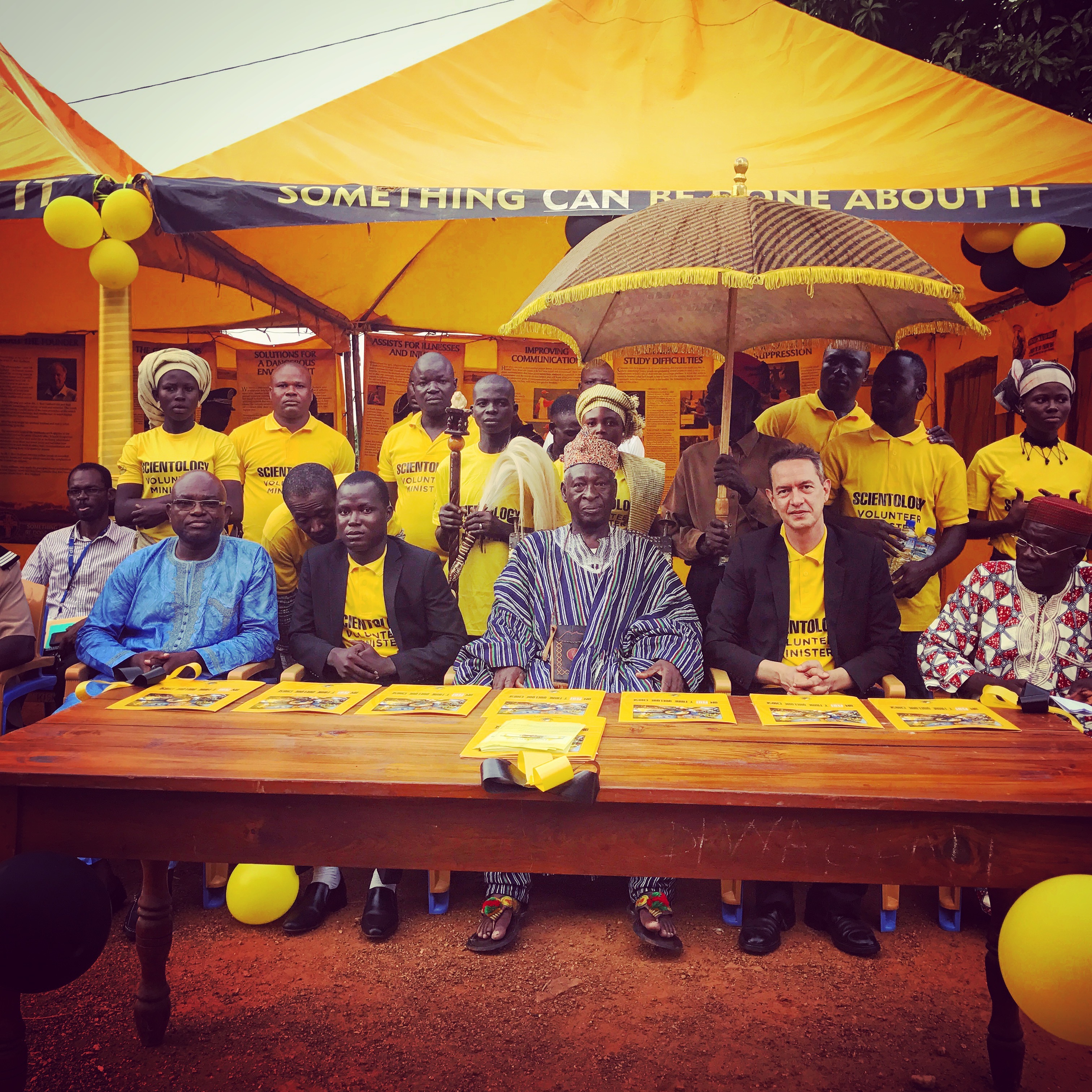 Les dignitaires de Bassar pour la cérémonie d'ouverture de la tente des Ministres Volontaires de Scientologie Les dignitaires de Bassar pour la cérémonie d'ouverture de la tente des Ministres Volontaires de Scientologie