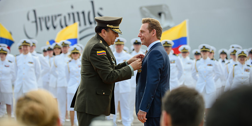 La police nationale colombienne décore de la plus haute distinction le leader ecclésiastique de l'Eglise de Scientologie La police nationale colombienne décore de la plus haute distinction le leader ecclésiastique de l'Eglise de Scientologie