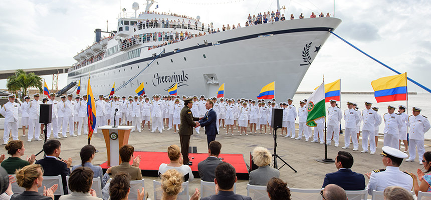 La police nationale colombienne décore de la plus haute distinction le leader ecclésiastique de l'Eglise de Scientologie