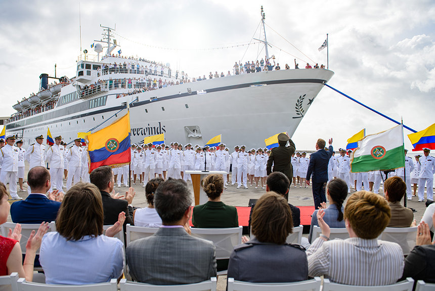 La police nationale colombienne décore de la plus haute distinction le leader ecclésiastique de l'Eglise de Scientologie