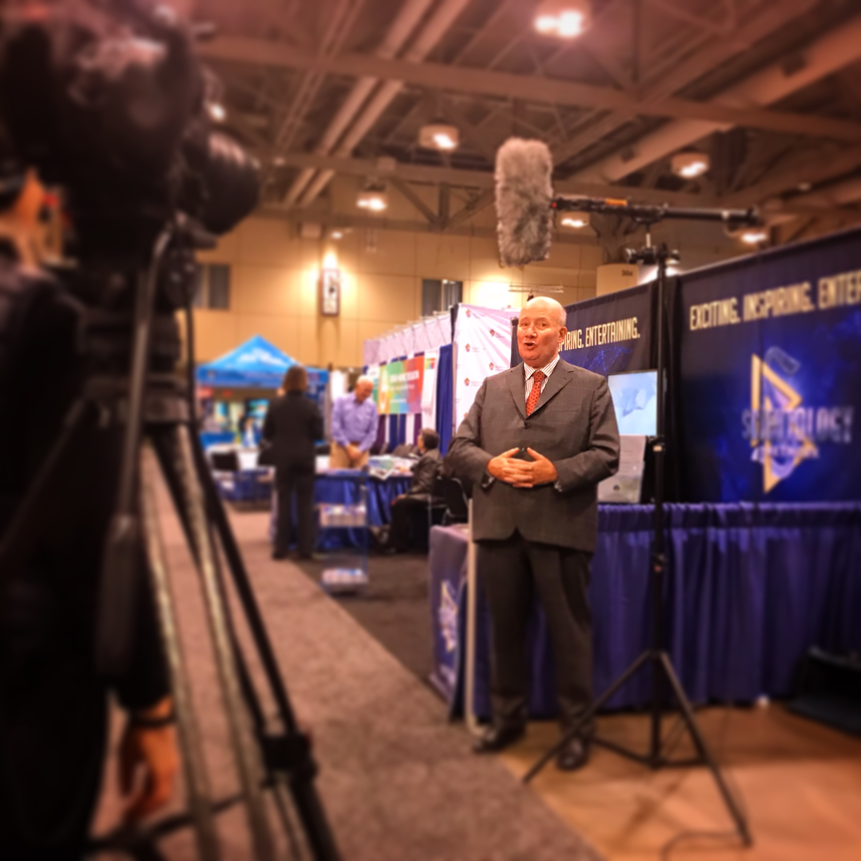 L'expert Massimo Introvigne au stand de l'Eglise de Scientologie L'expert Massimo Introvigne au stand de l'Eglise de Scientologie