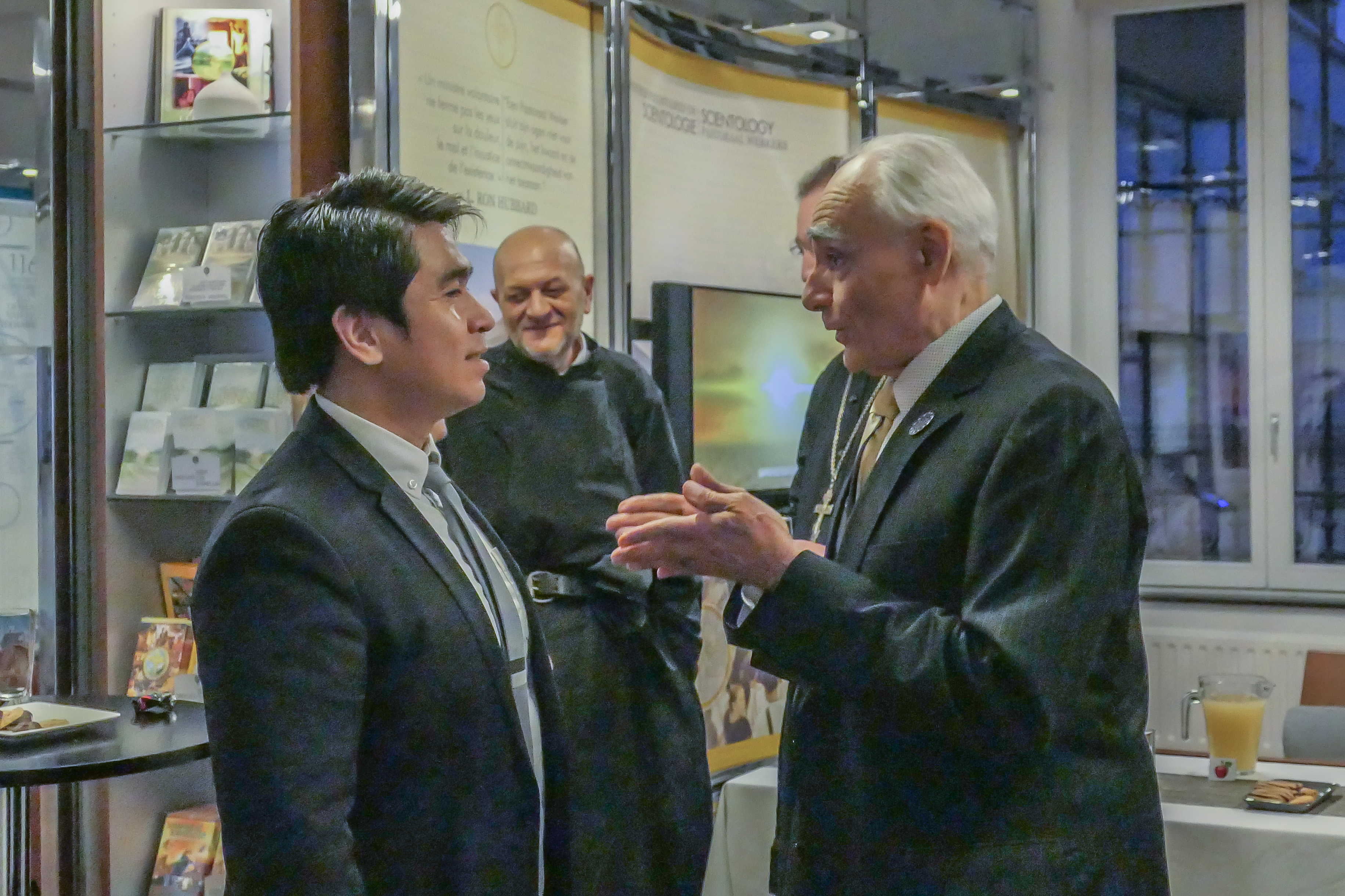 Avec le réprésentant de l'ambassade du Laos Avec le réprésentant de l'ambassade du Laos