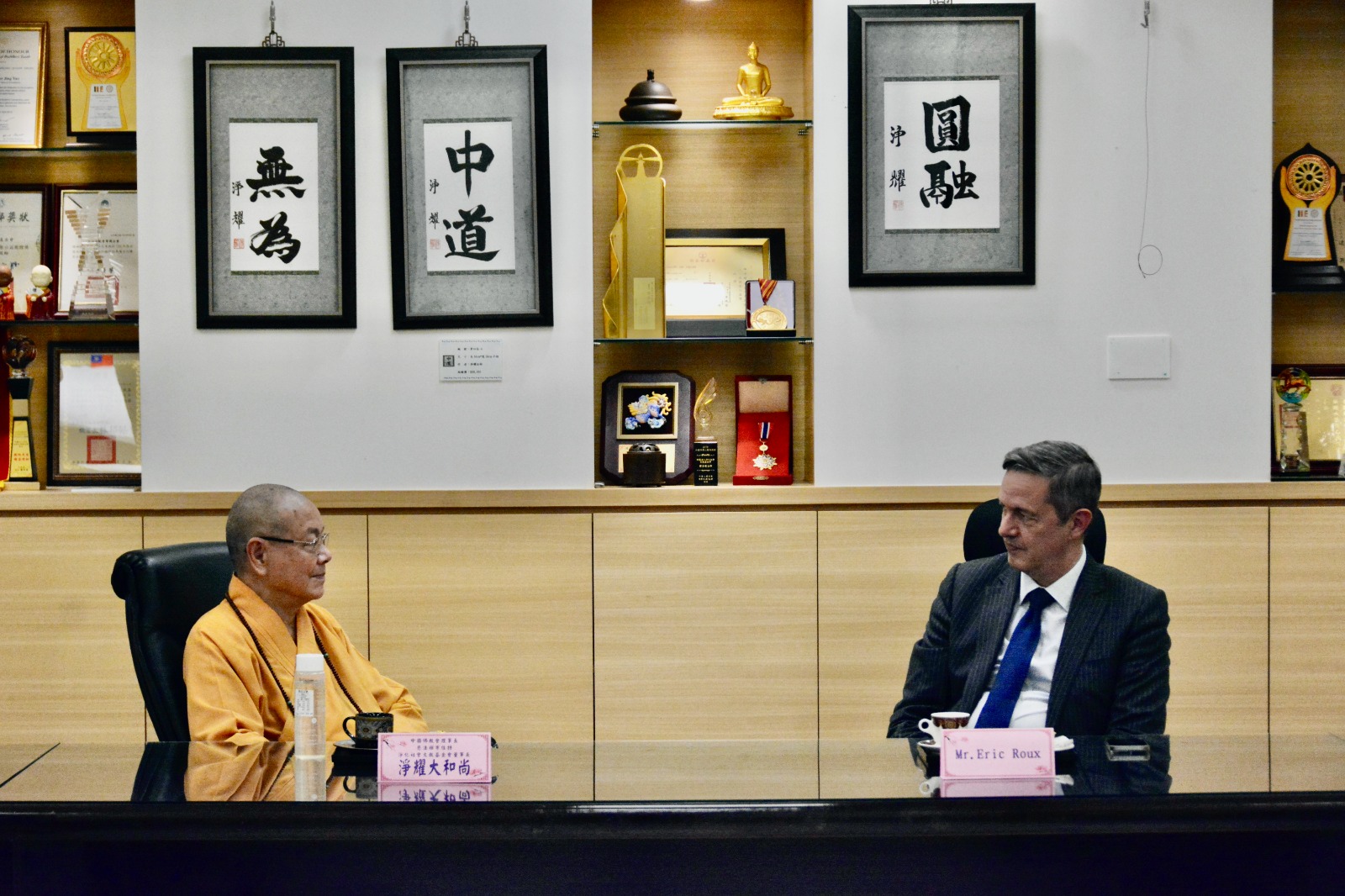 Eric Roux avec le vénérable maitre Jing Yao