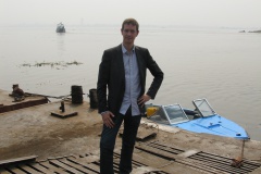 Devant le fleuve Congo à Kinshasa