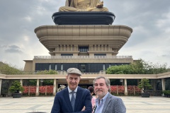 Eric Roux et Marco Respinti, devant le Bouddha de Fo Guang Shan