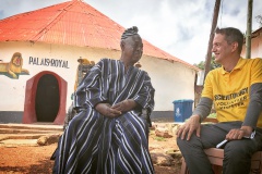 Eric Roux et le roi de Bassar au Togo