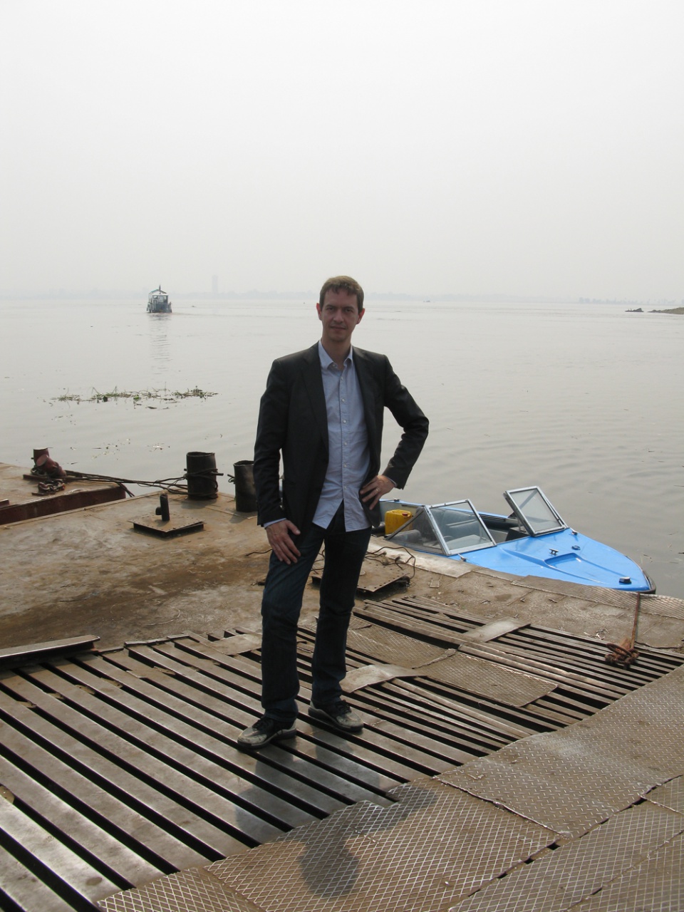 Devant le fleuve Congo à Kinshasa