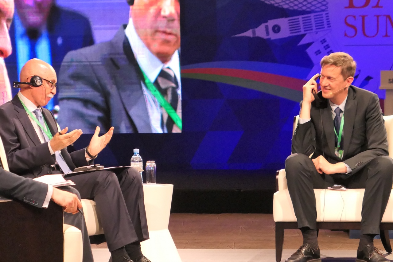 Animant une conférence télévisée à Bakou, avec le vice-ministre de l'éducation d'Azerbaijan Animant une conférence télévisée à Bakou, avec le vice-ministre de l'éducation d'Azerbaijan