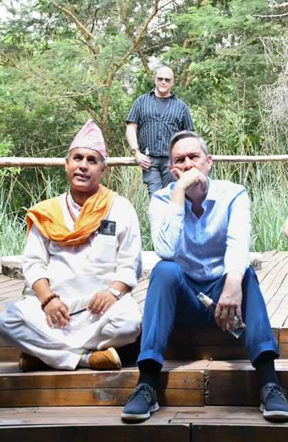 Eric Roux, Sri Chintamani Nath Yogi du Nepal, et Jerry White, à Kigali - 2023