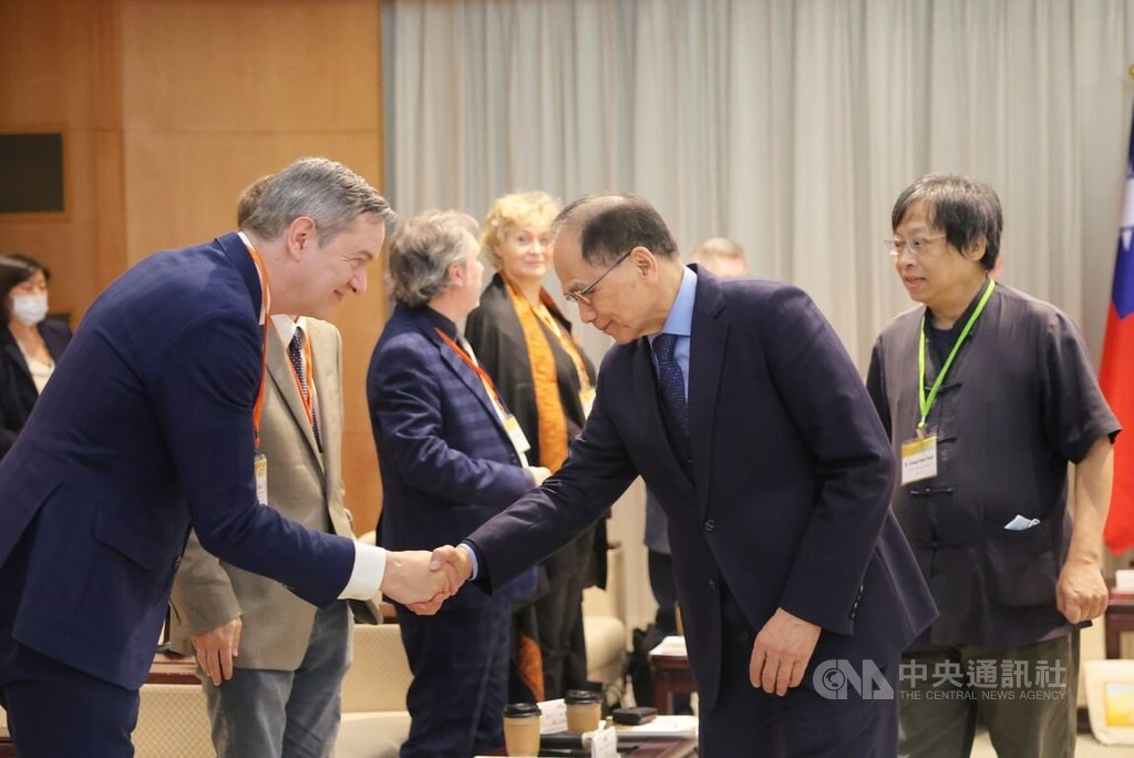 Eric Roux avec le Président du Parlement Taiwanais Si-kun You. Taiwan 2023