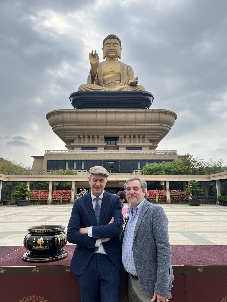 Eric Roux et Marco Respinti, devant le Bouddha de Fo Guang Shan