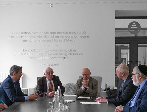 Eric Roux, Marc Bromberg, Prof Thomas Gergely, Cardinal Jozef de Kesel et le Grand-rabbin Albert Guigui, à l'Eglise de Scientology de Bruxelles